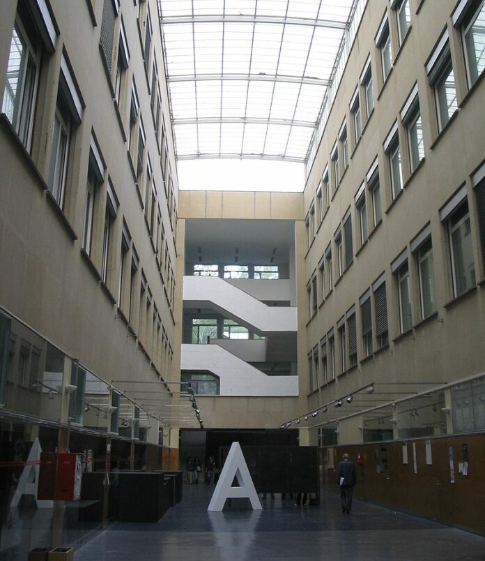 Por qué estudiar arquitectura hoy bRijUNi Espacio diáfano del interior del Edificio nuevo de la Escuela Técnica Superior de Arquitectura de Madrid, España