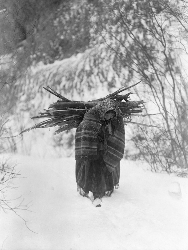 Habitar nuestro mundo José del Carmen Palacios Aguilar nativa americana transporta una pesada carga en el crudo invierno, por Edward S. Curtis