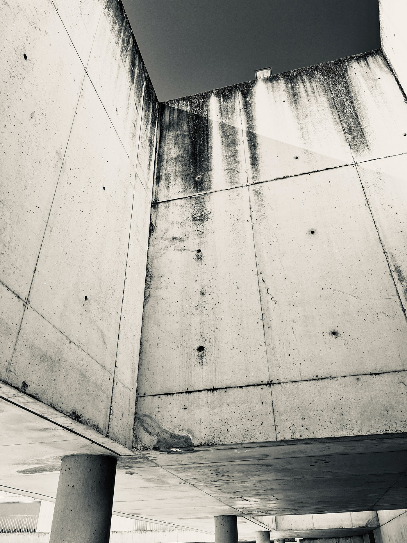 Un muro de silencio David García-Manzanares Vázquez de Agredos Muro de silencio, atravesado por el tiempo derramado © David Gª-Manzanares