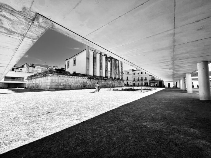 Un muro de silencio David García-Manzanares Vázquez de Agredos Templo de Diana desde el muro de silencio © David Gª-Manzanares