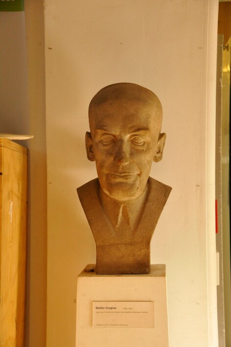 Una charla en Weimar Óscar Tenreiro Degwitz Busto de Walter Gropius en Bauhaus Universität en Weimar, Alemania