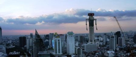 Edificios antropomórficos Jorge Gorostiza Otro rascacielos antropomorfo parecido a un robot de juguete (Captura de imagen de AI I Love You)