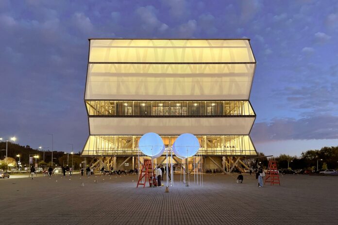 Pabellón Sombras en Gravedad Facultad de Arquitectura y Arte UDD SurSur + Eletres Studio 1 Pabellón Sombras en Gravedad Facultad de Arquitectura y Arte UDD SurSur + Eletres Studio