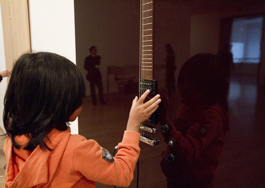 Taller Laboratorio de Preguntas en Bogotá Jorge Raedó Álvarez Visita a la exposición. Obra «Casi guitarra»