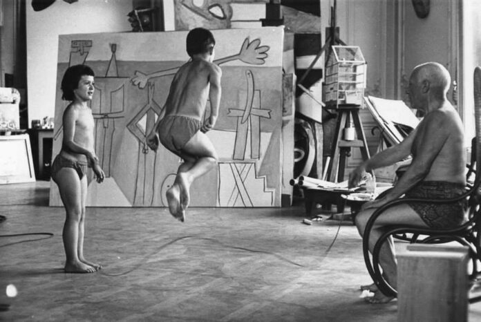 Acción y borrado Miguel Ángel Díaz Camacho Paloma, Claude y Pablo Picasso jugando a la comba delante de 'Bañistas de la playa de La Garoupe' , Cannes, villa La Californie, 1957