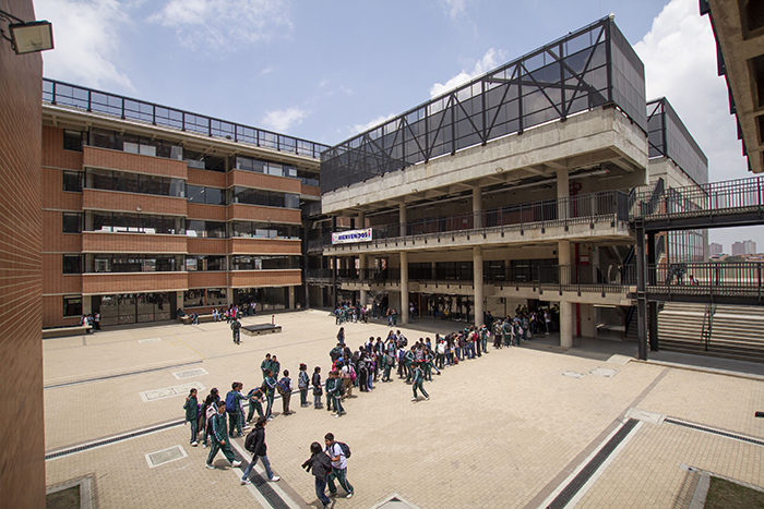 Colegio Esmeralda Arboleda Cadavid IED, localidad de Bosa, Bogotá. Diseño David Delgado. Foto Jorge Raedó ext 1