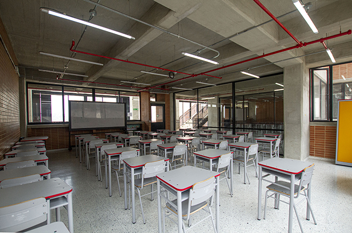 Colegio Esmeralda Arboleda Cadavid IED, localidad de Bosa, Bogotá. Diseño David Delgado. Foto Jorge Raedó int 1