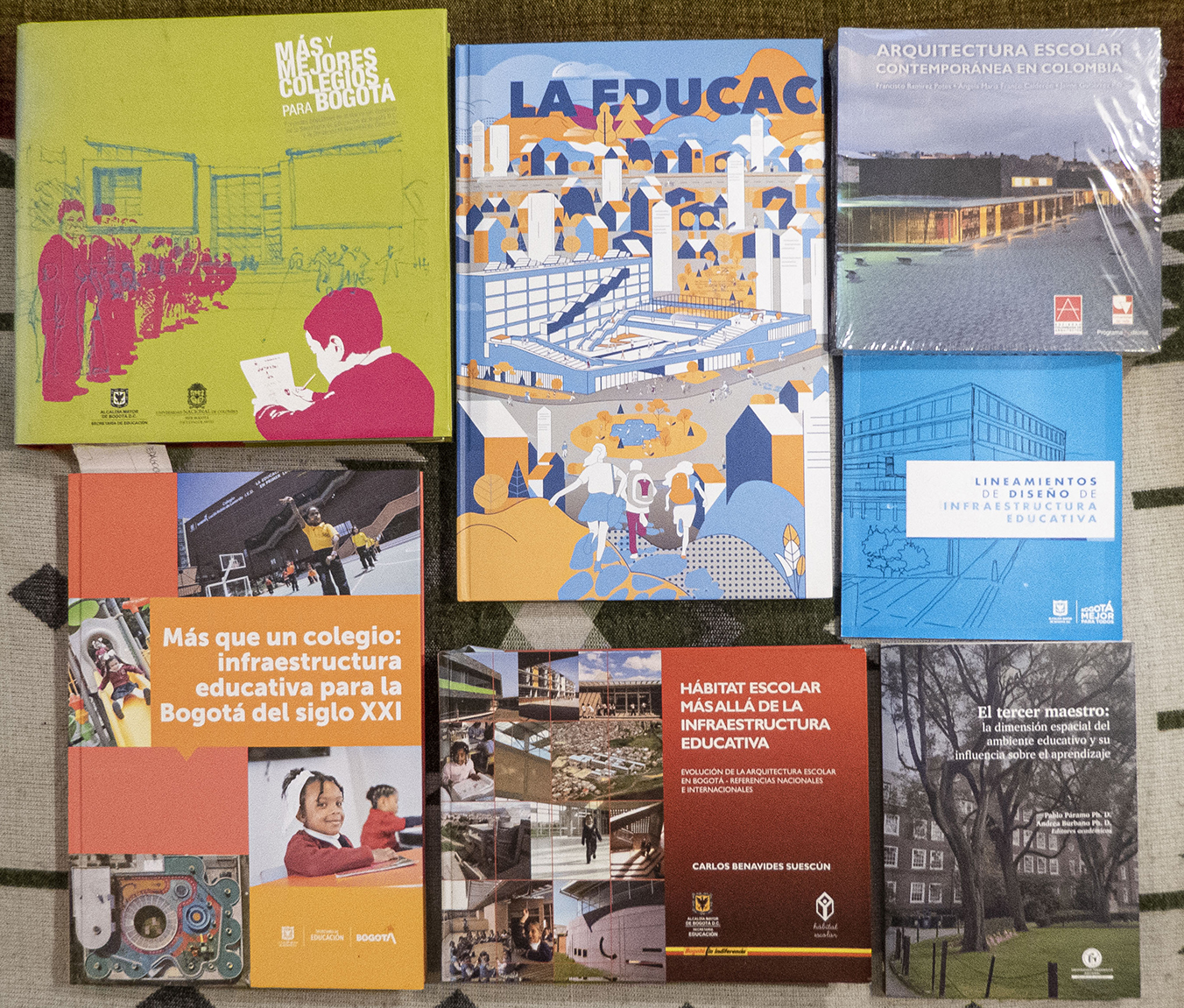 Collage de algunos de los libros colombianos que explican los diseños de espacios educativos para infancia en los últimos veinte años.