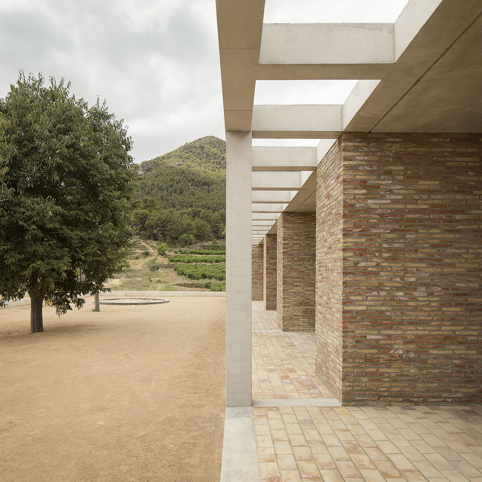 3 proyectos españoles con fachada de ladrillo cerámico cara vista que inspiran 'Escuela Teresa Godes i Domènech' de Lluís Jubert - Taller d’Arquitectura. Fotografía Del Río Bani (1)