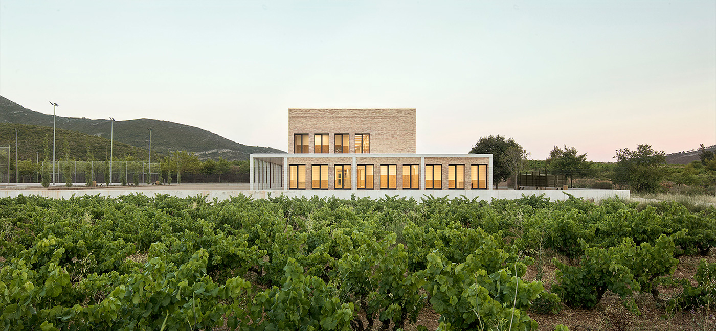 3 proyectos españoles con fachada de ladrillo cerámico cara vista que inspiran 'Escuela-Teresa-Godes-i-Domènech'-de-Lluís-Jubert---Taller-d’Arquitectura