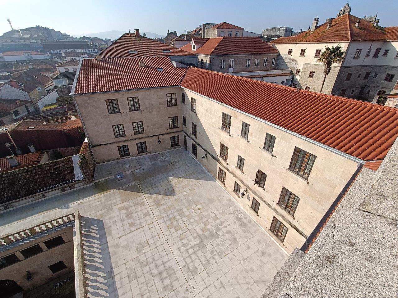 Rehabilitación energética de la cubierta del Parador de Pontevedra con el sistema SIATE de cubierta Onduline y teja cerámica curva VEREA