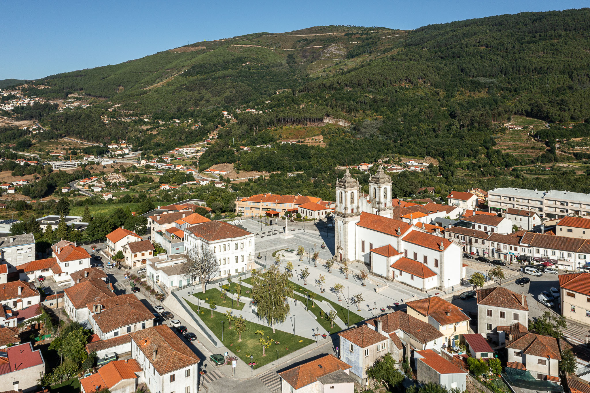 Regeneración de la Plaza del Ayuntamiento de Ribeira de Pena AXR – Arquitetura e Design © Ivo Tavares Studio 0