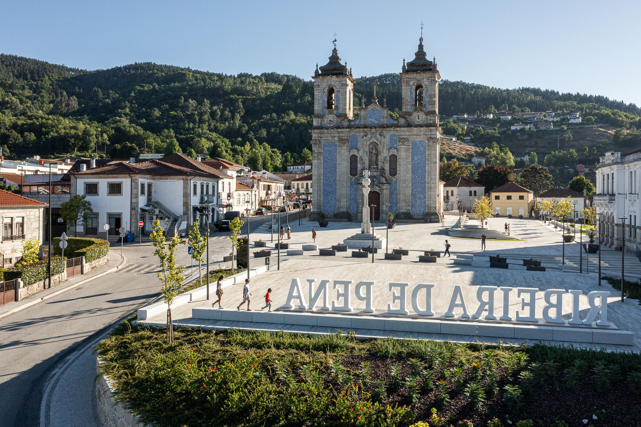 Regeneración de la Plaza del Ayuntamiento de Ribeira de Pena AXR – Arquitetura e Design © Ivo Tavares Studio 1