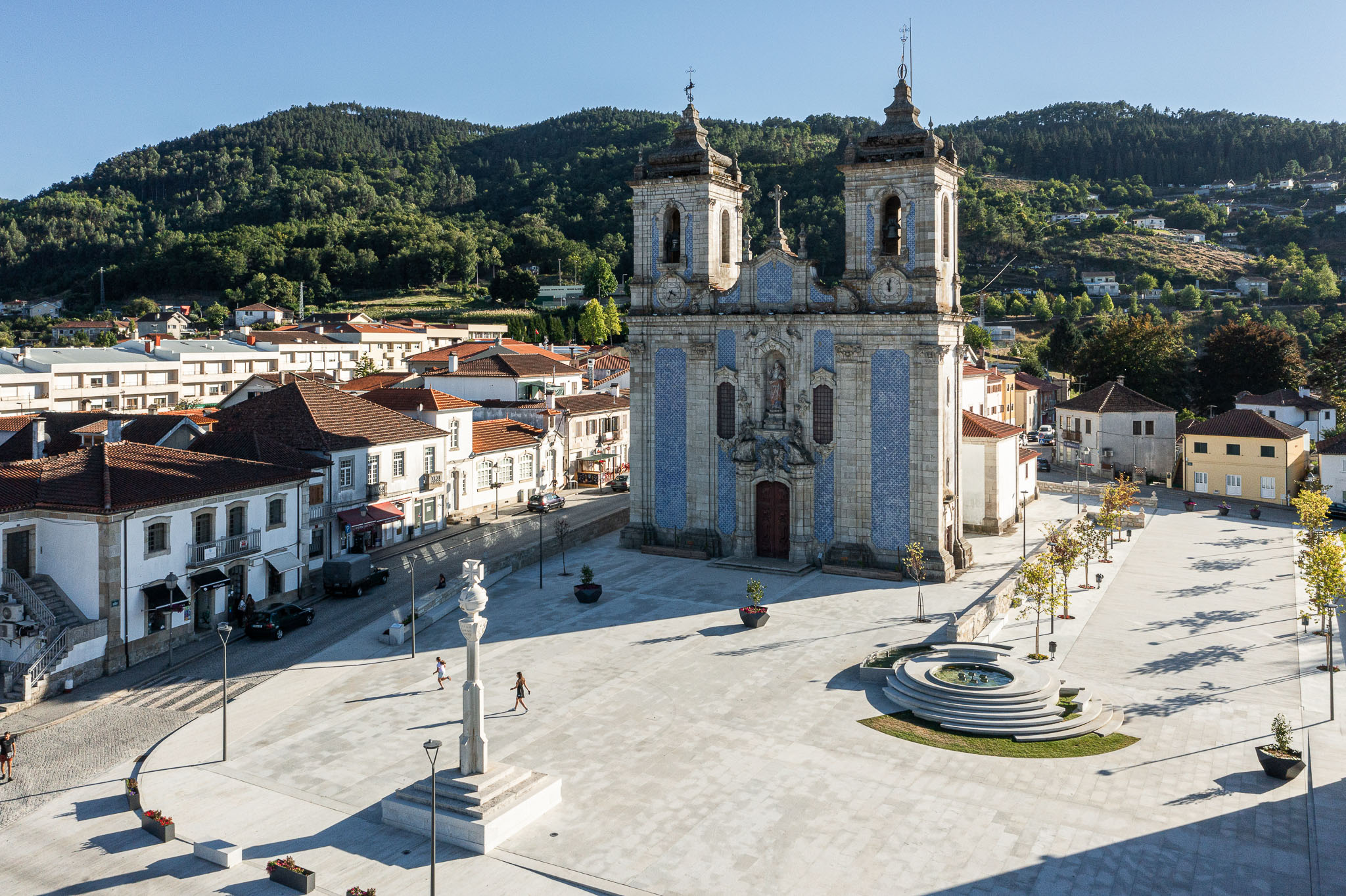 Regeneración de la Plaza del Ayuntamiento de Ribeira de Pena AXR – Arquitetura e Design © Ivo Tavares Studio 3