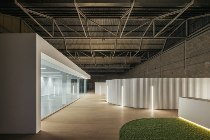 Centro tecnológico de reparación de baterías de vehículos eléctricos Esculpir el Aire – José Ángel Ruiz-Cáceres © Alejandro Gómez Vives 2 Centro tecnológico de reparación de baterías de vehículos eléctricos Esculpir el Aire – José Ángel Ruiz-Cáceres © Alejandro Gómez Vives 2