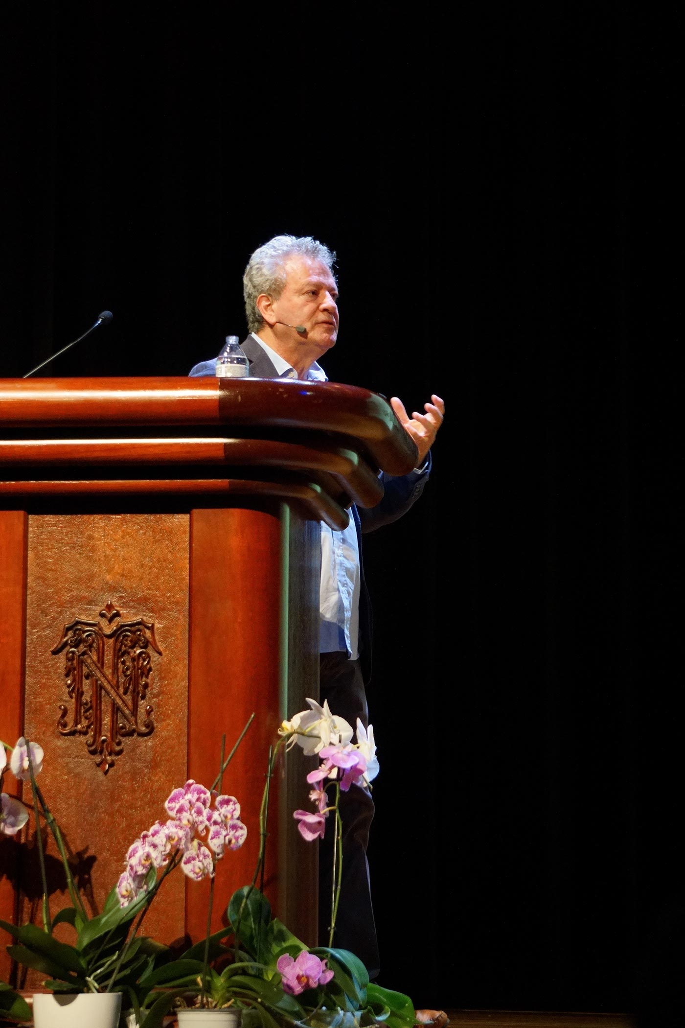 Conversaciones con el arquitecto Carlos Jiménez Carlos Jiménez en el Teatro Nacional en el cierre de la bienal internacional © Luis Alberto Monge, 2024.