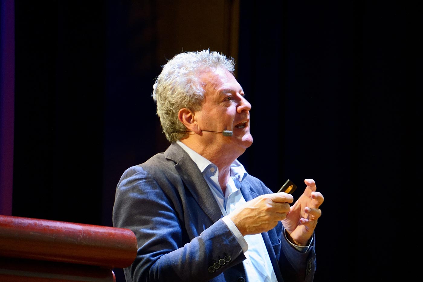 Conversaciones con el arquitecto Carlos Jiménez Luis Alberto Monge Calvo Carlos Jiménez en el Teatro Nacional en el cierre de la bienal internacional © Fotografía de Luis Alberto Monge, 2024