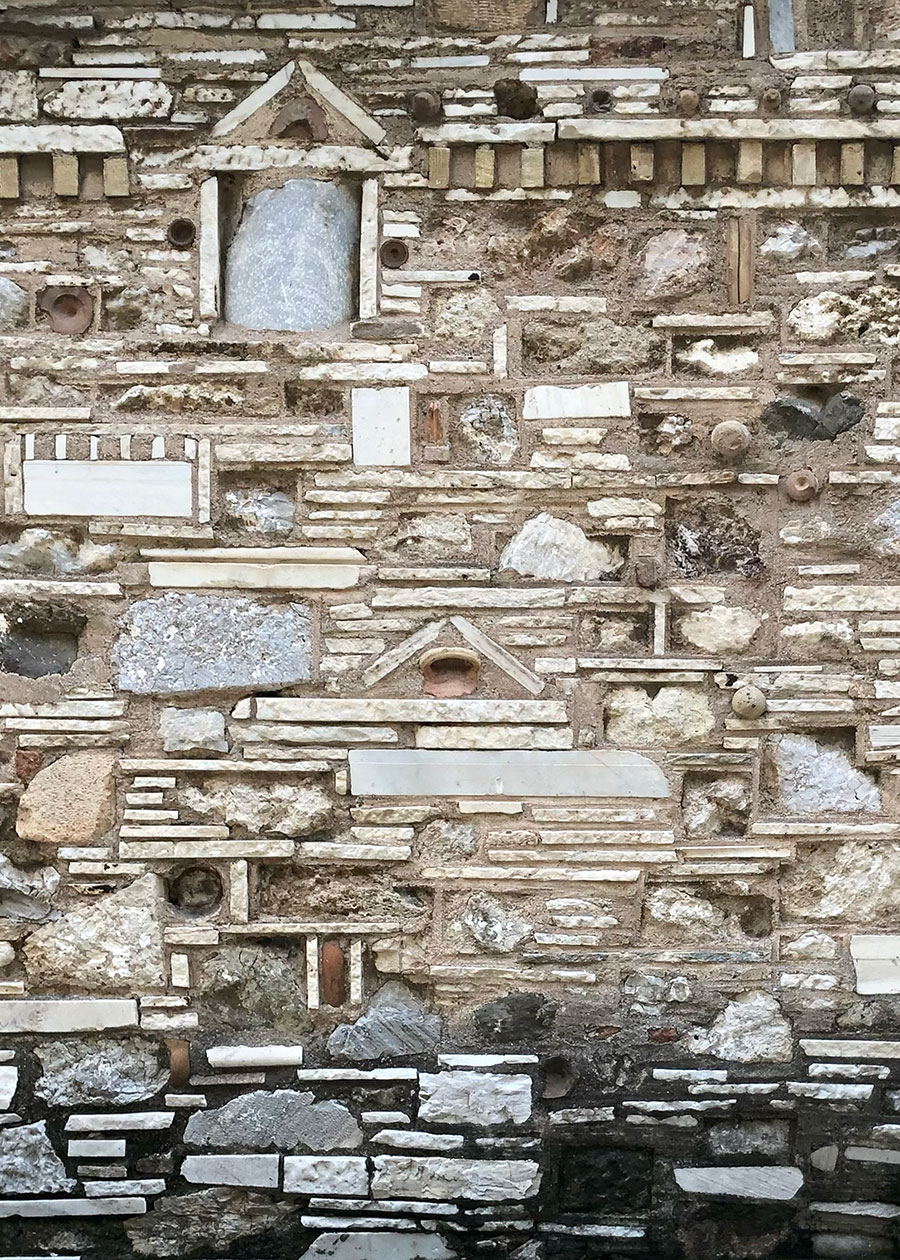 Dimitris Pikionis Tradición, modernidad y la 'topografía estética' en la Acrópolis Fragmento de la fachada de la capilla de San Dimitrios Loumbardiaris