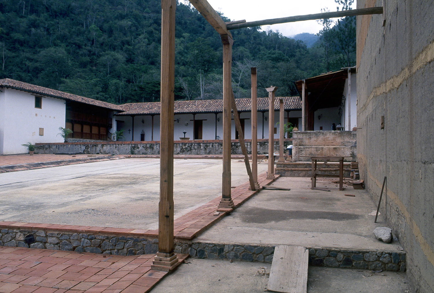 Patio de Café, Hacienda La Victoria, Mérida, Venezuela, 1993 © Óscar Tenreiro Degwitz Patios, casas y geografías Óscar Tenreiro Degwitz 5-Patio-de-Cafe-Merida-La-Victoria-Ag.-1993