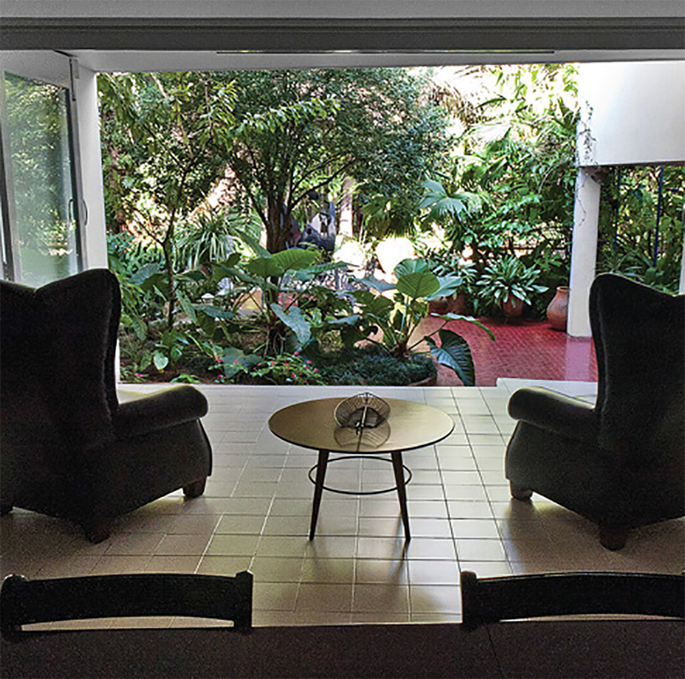 Patios, casas y geografías Óscar Tenreiro Quinta Caoma-Carlos Raúl Villanueva – La sala con los sillones de Carlos y su esposa Margot Arismendi