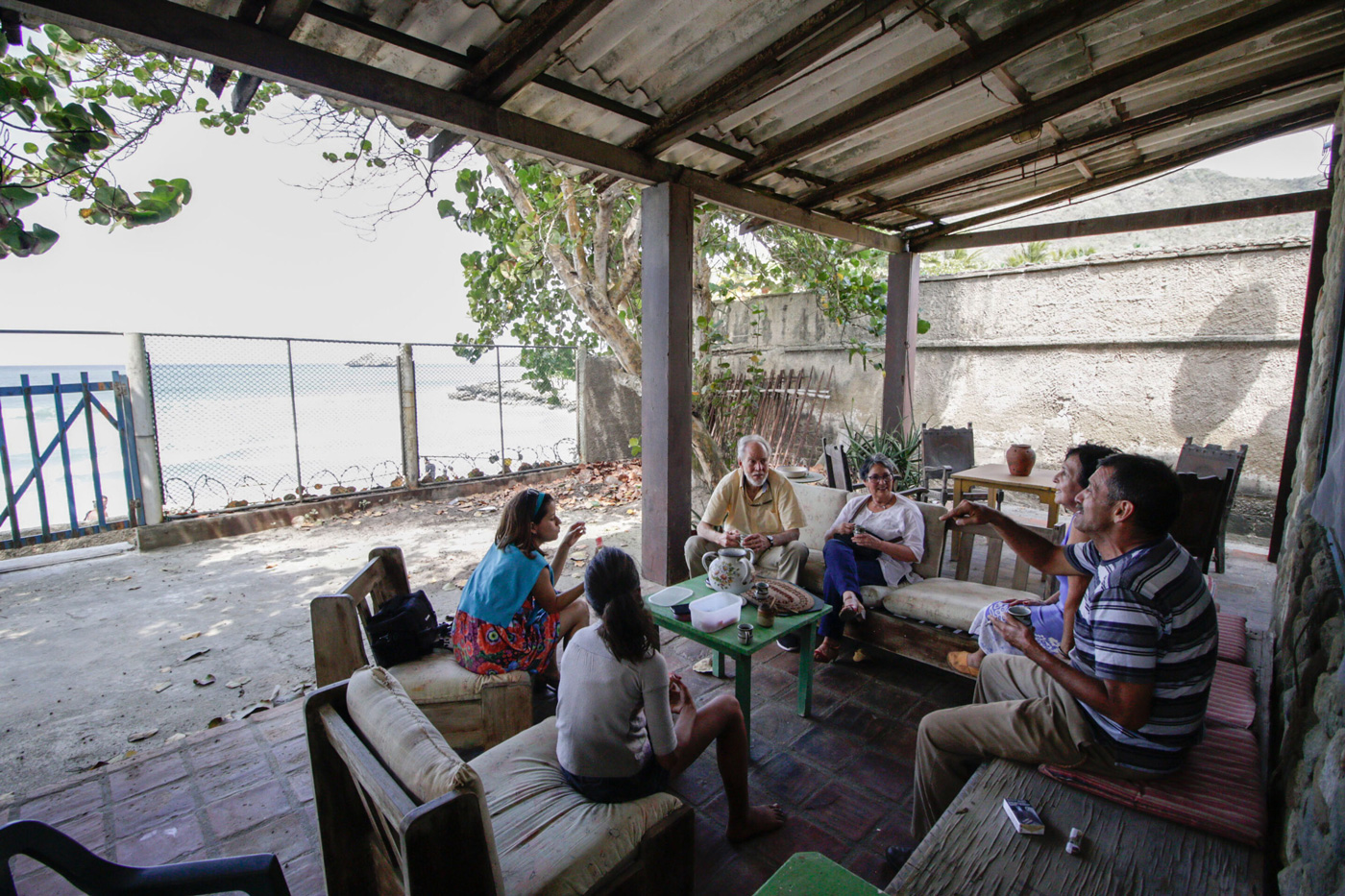 Patios, casas y geografías Óscar2018. Con nuestros hijos Juan y Karla en el corredor de la casa de Ocumare, con los actuales dueños Patios, casas y geografías Óscar2018. Con nuestros hijos Juan y Karla en el corredor de la casa de Ocumare, con los actuales dueños