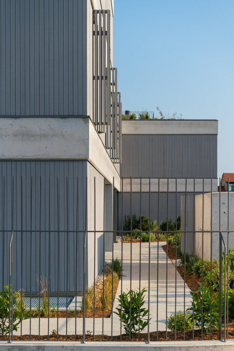 Residencial Foxos en A Lanzada, Sanxenxo (Galicia, España) Carbajo Barrios © Alberte Peiteavel Residencial Foxos en A Lanzada, Sanxenxo (Galicia, España) Carbajo Barrios © Alberte Peiteavel