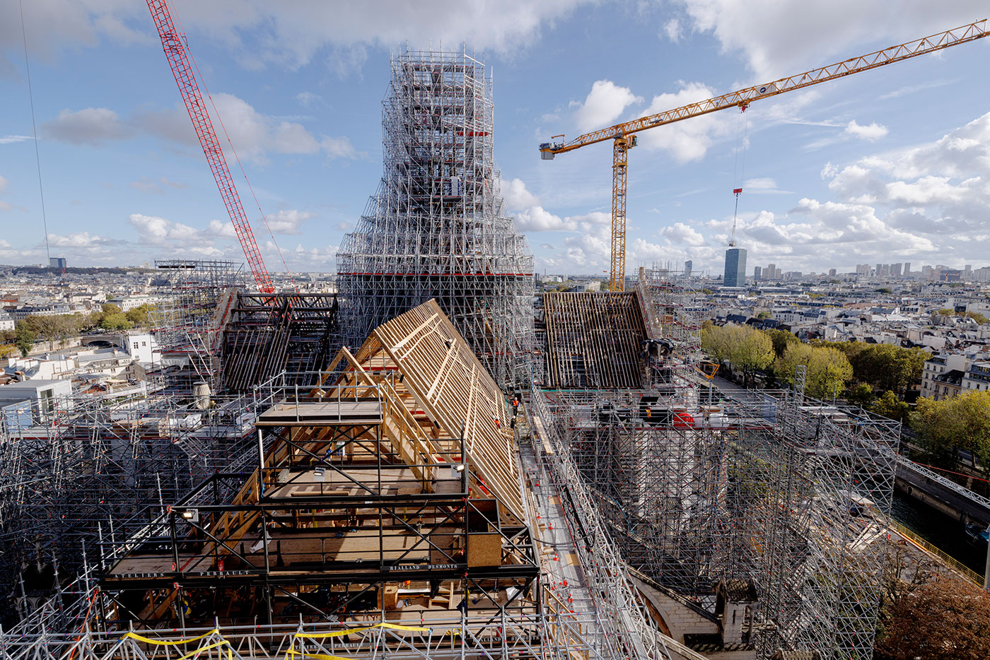 PEFC Compromiso con la sostenibilidad forestal FRANCIA. París, 24 de octubre de 2023. Reconstrucción de la catedral de Notre-Dame. Patrick Zachmann © Patrick Zachmann Magnum Photos