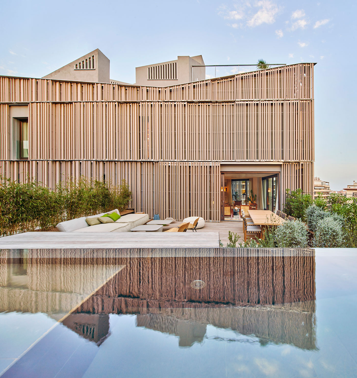 PEFC Compromiso con la sostenibilidad forestal Terraza del ático del edificio construido por Ohlab en Palma de Mallorca © Jose Hevia