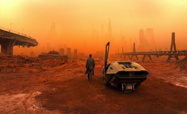 Nuevos Pasados para Substituir Viejos Futuros Miquel Lacasta En la imagen un fotograma de Blade Runner 2049, dirigida por Denis Villeneuve y estrenada en 2017