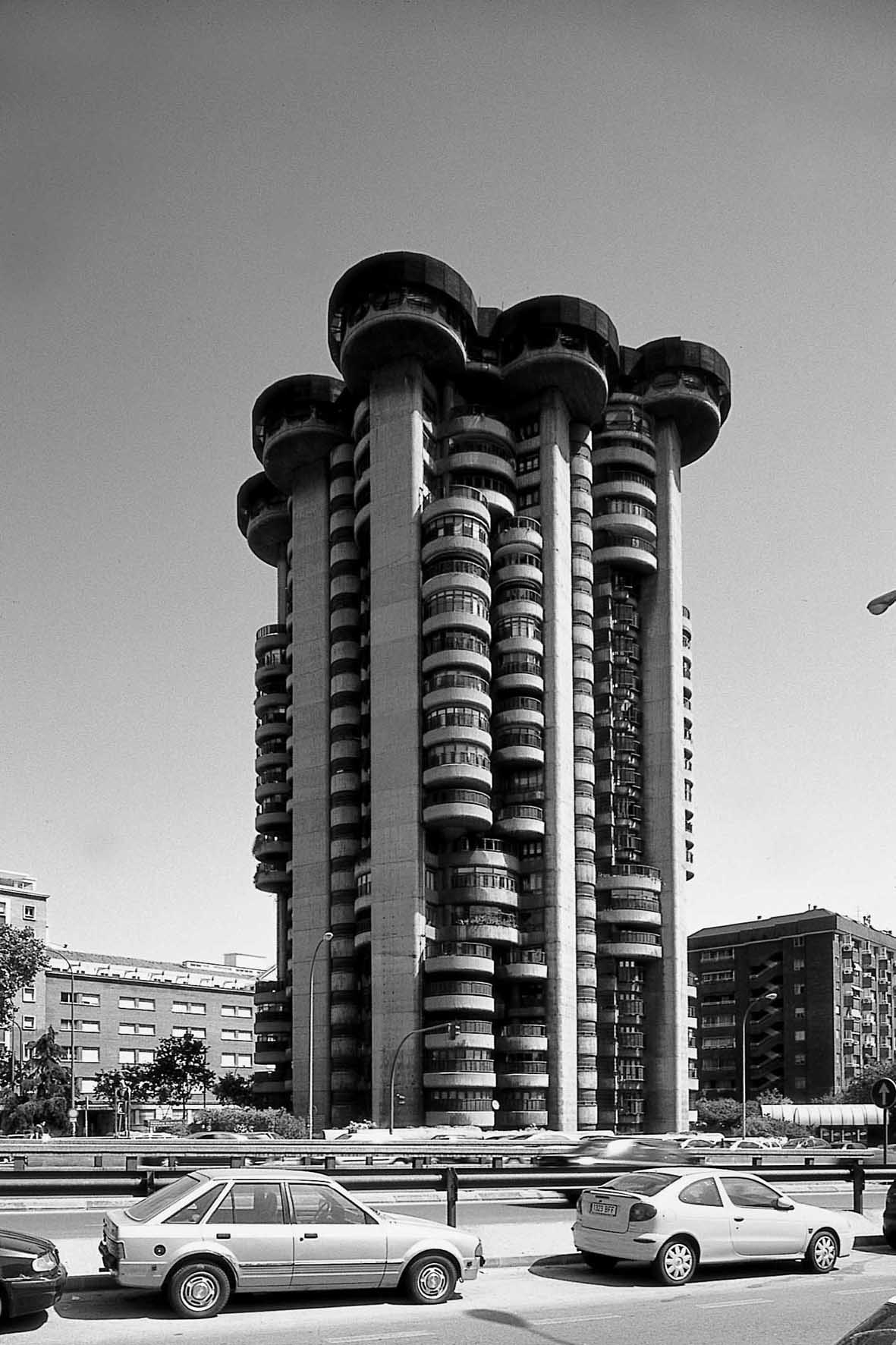 Pilares David García-Manzanares Vázquez de Agredos Torres Blancas, columna dórica deconstruida. Fuente Fundación DOCOMOMO, fotografía de Luis Argüelles