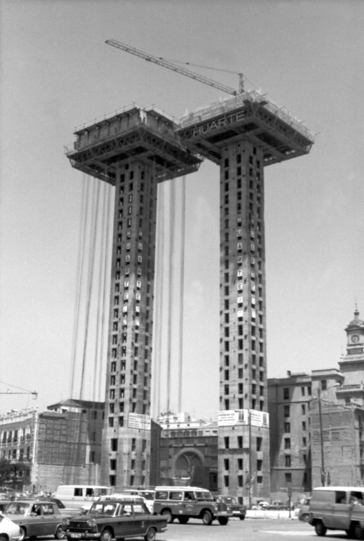 Pilares David García-Manzanares Vázquez de Agredos Torres de Colón, durante su construcción, como dos columnas. Fotografía Estudio Lamela Pilares David García-Manzanares Vázquez de Agredos Torres de Colón, durante su construcción, como dos columnas. Fotografía Estudio Lamela