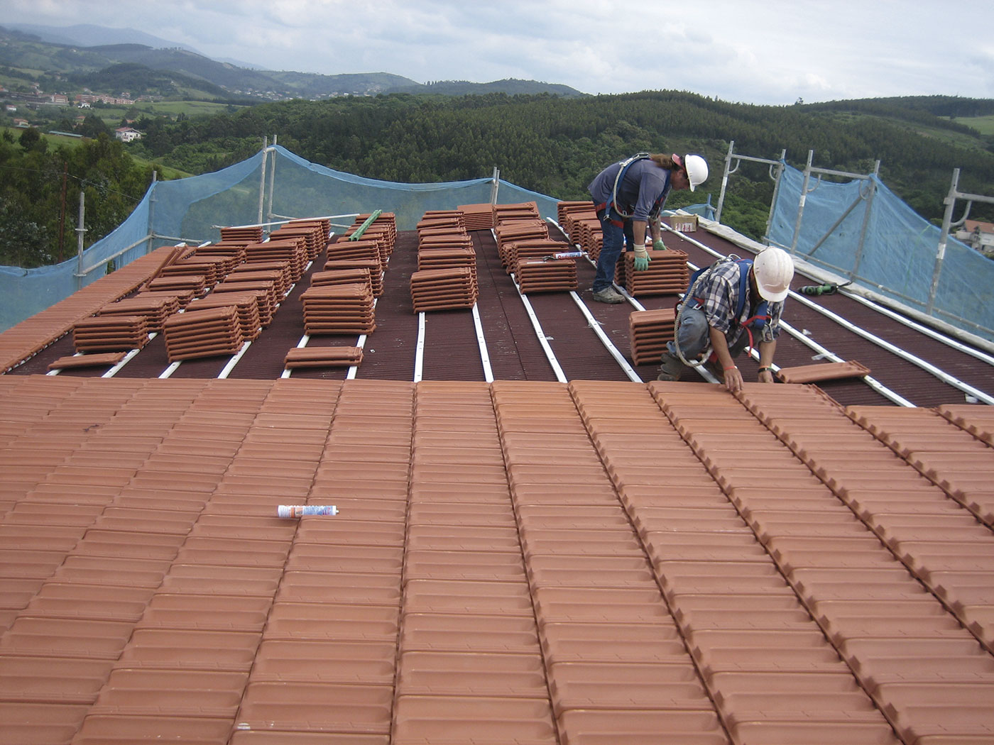 Retos y soluciones para impermeabilizar cubiertas inclinadas con poca pendiente INSTALACION-TEJA-O-PIZARRA