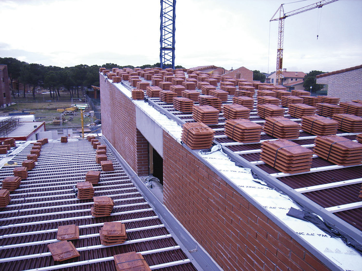 Retos y soluciones para impermeabilizar cubiertas inclinadas con poca pendiente Obra-nueva