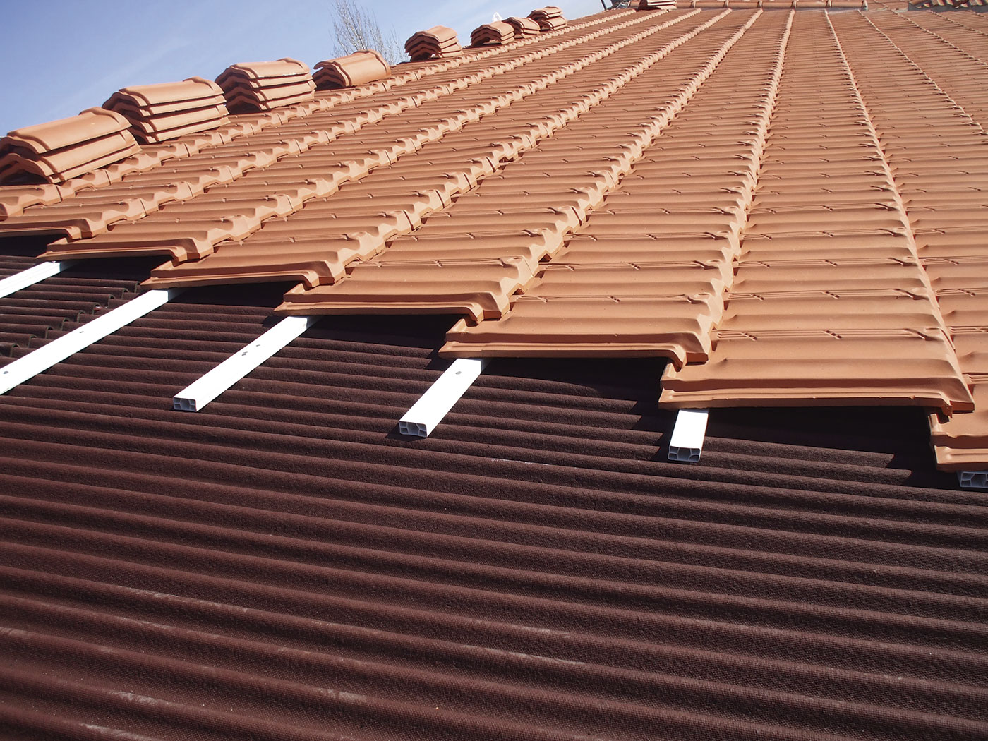 Retos y soluciones para impermeabilizar cubiertas inclinadas con poca pendiente Rehab.cubiertas