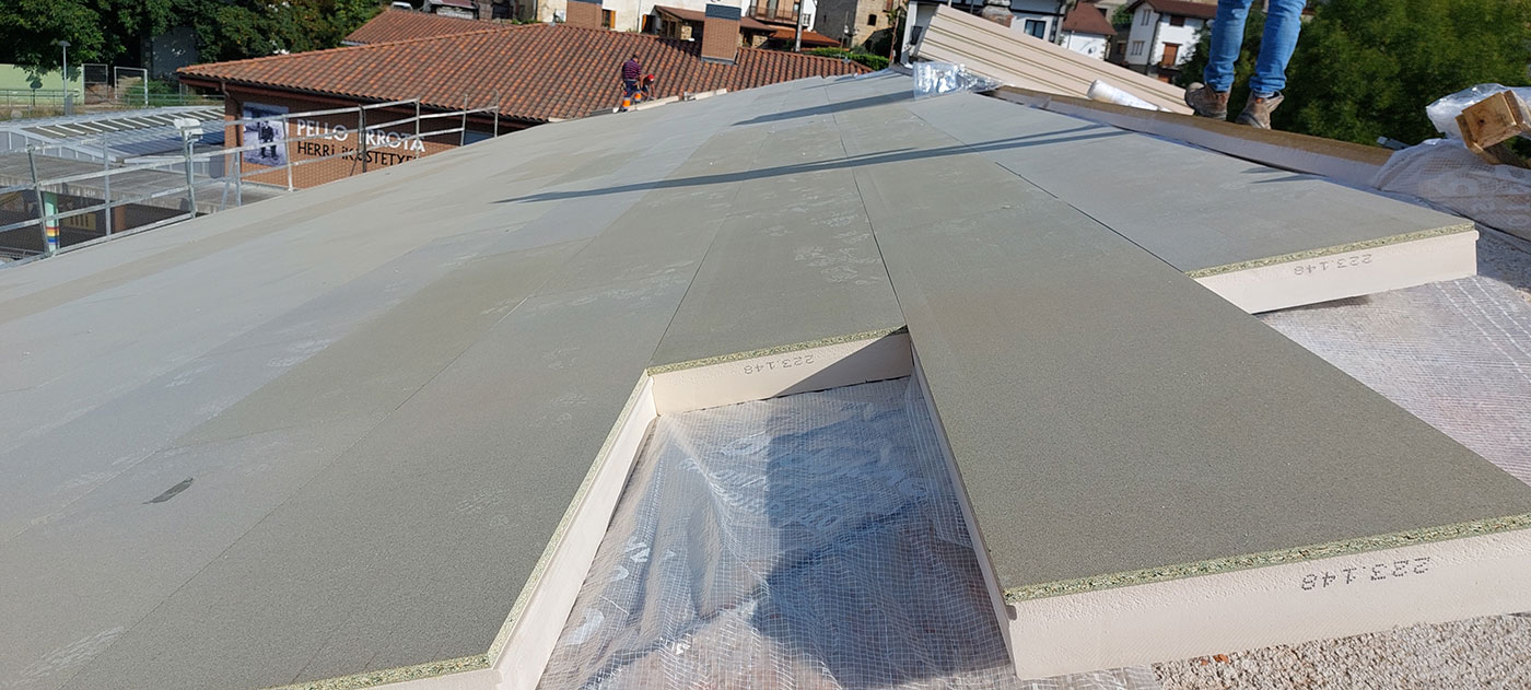 Cubiertas inteligentes en la arquitectura contemporánea Rehabilitación-energética-cubierta-ikastola-Asteasu-Sistema-SIATE-Onduline-(2)