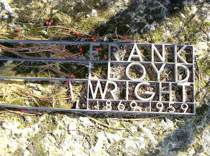 En el 148 (¿eh) aniversario del nacimiento de Frank Lloyd Wright José Ramón Hernández Correa FLW tumba