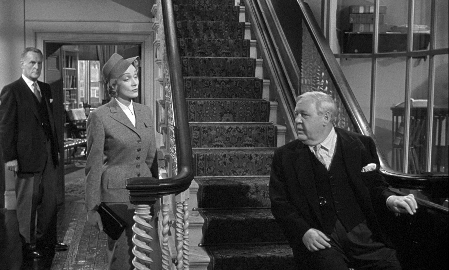 Charles Laughton es observado por Marlene Dietrich antes de ascender. Fuente: Fotograma de Testigo de cargo (Testigo de cargo, 1957) David García-Manzanares Vázquez de Agredos Escalera 22
