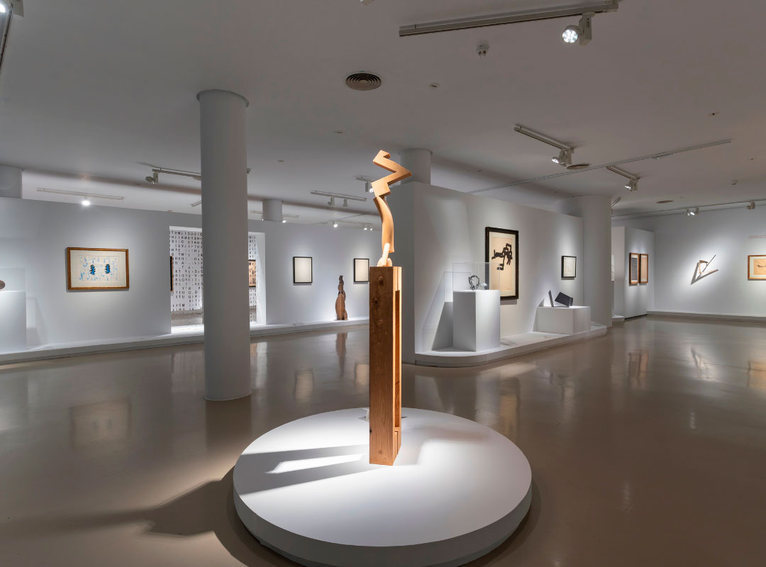 Vista de la exposición Transitar el siglo XX. Dibujo y escultura en las Colecciones ICOFotografía: © Julio César González