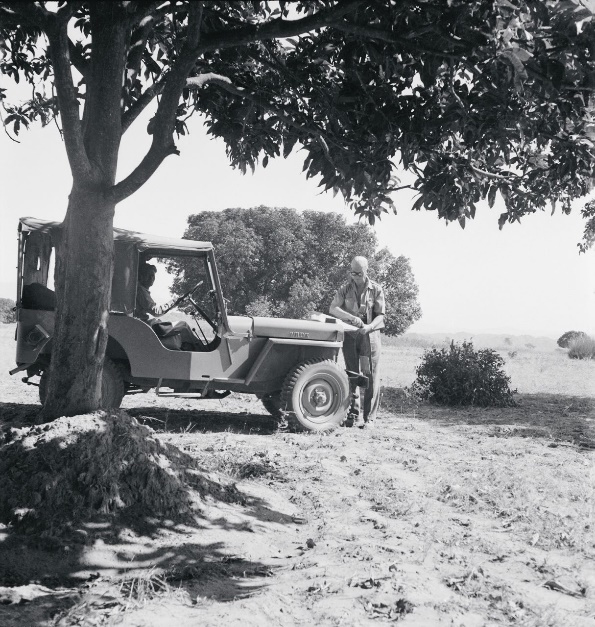 Habitar el territorio José del Carmen Palacios Aguilar Le Corbusier examines a map leaning on the bonnet of the jeep used to explore the Chandigarh region.