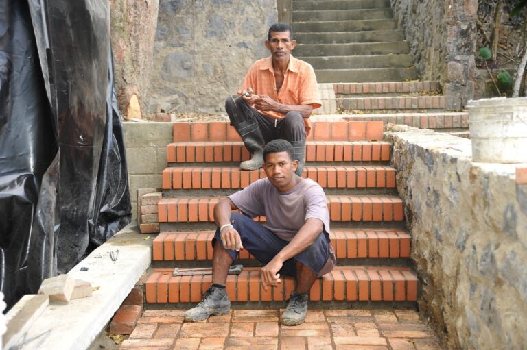 Una escalera Óscar Tenreiro Degwitz Jaime Caballero Ligardo y su hijo John Jairo, en su escalera