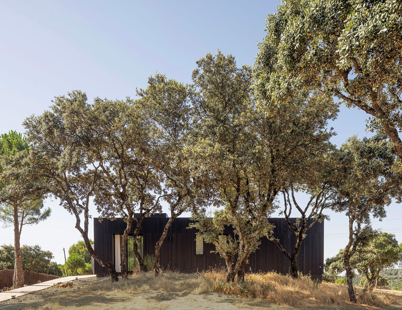 Arquitectura industrializada y madera Casa Tres Patios en Torrelodones (Madrid) ROOM2030, 2025