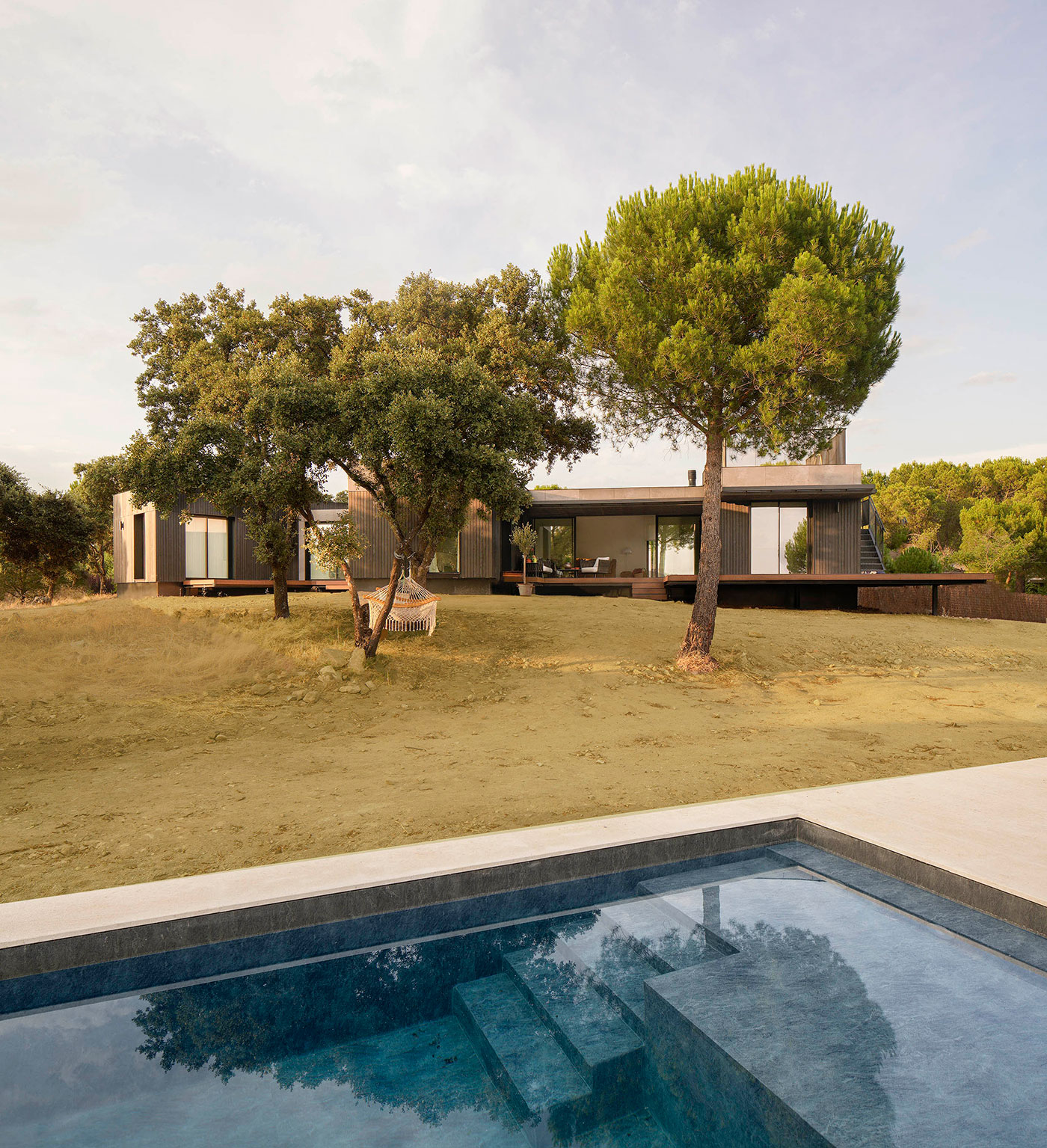 Arquitectura industrializada y madera Casa Tres Patios en Torrelodones (Madrid) ROOM2030, 2025 2