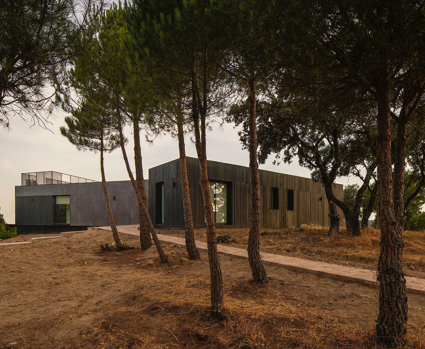 Arquitectura industrializada y madera Casa Tres Patios en Torrelodones (Madrid) ROOM2030, 2025 3