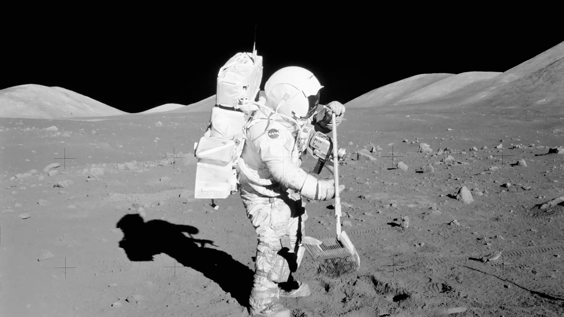 Solados David García-Manzanares Vázquez de Agredos El astronauta Harrison Schmitt recolecta muestras de rastrillo lunar en diciembre de 1972 durante la misión Apolo 17.