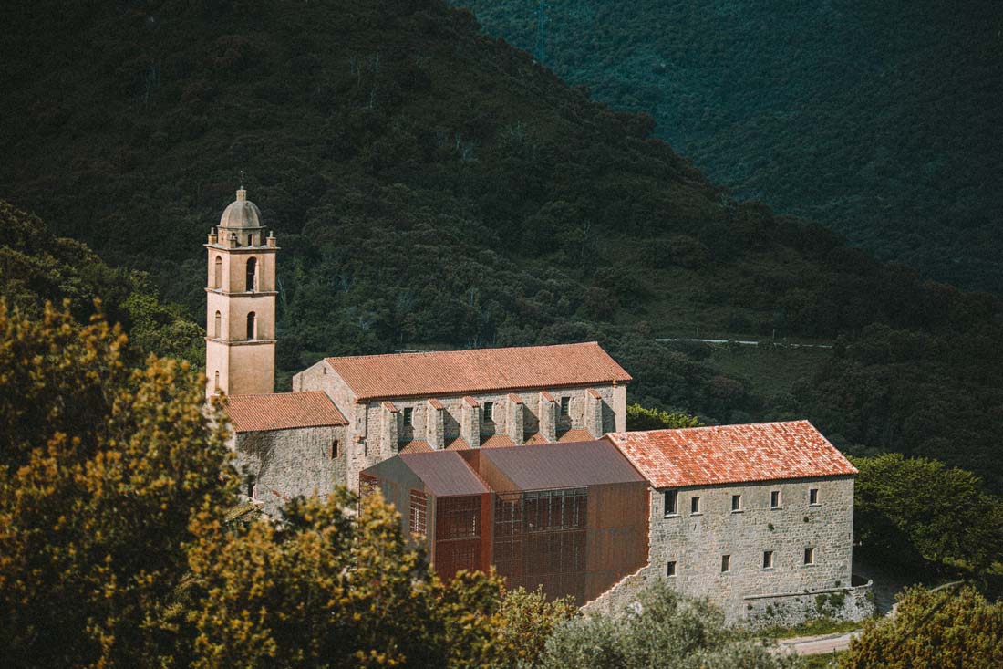 Arquitectura sobre la ruina en Córcega El Convent Saint François de Amelia Tavella Marcelo GardinetAmelia Tavella, Convent Saint François 2 Fotografía ©Thibaut Dini Arquitectura sobre la ruina en Córcega El Convent Saint François de Amelia Tavella Marcelo GardinetAmelia Tavella, Convent Saint François 2 Fotografía ©Thibaut Dini