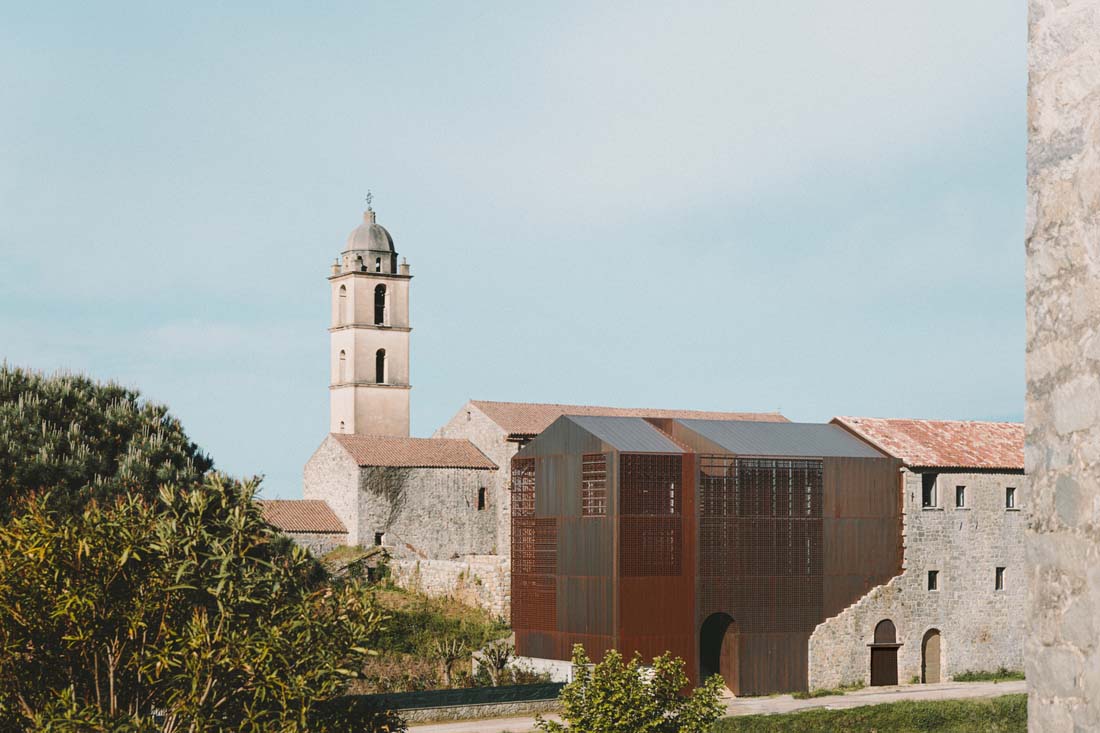 Arquitectura sobre la ruina en Córcega El Convent Saint François de Amelia Tavella Marcelo GardinetAmelia Tavella, Convent Saint François 3 Fotografía ©Thibaut Dini Arquitectura sobre la ruina en Córcega El Convent Saint François de Amelia Tavella Marcelo GardinetAmelia Tavella, Convent Saint François 3 Fotografía ©Thibaut Dini