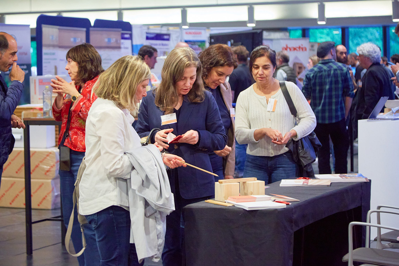 Zona expositiva del Fórum Internacional Construcción con Madera 2025 El 6º Fórum Internacional de Construcción con Madera FORUM-MADERA-2025