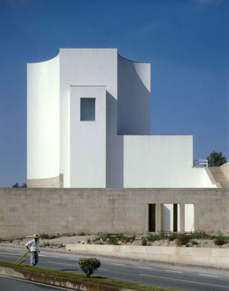 Álvaro Siza’s Igreja e Centro Paroquial in Marco de Canaveses, Portugal (1996) © Duccio Malagamba Simplejidad Miquel Lacasta Álvaro Siza’s Igreja e Centro Paroquial in Marco de Canaveses, Portugal (1996) 1
