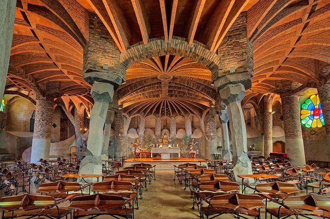 Funiculì, funiculà José Ramón Hernández Correa El famoso ejemplo que se pone siempre La iglesia de la Colonia Güell, de la que sólo se construyó la cripta, está diseñada con funiculares