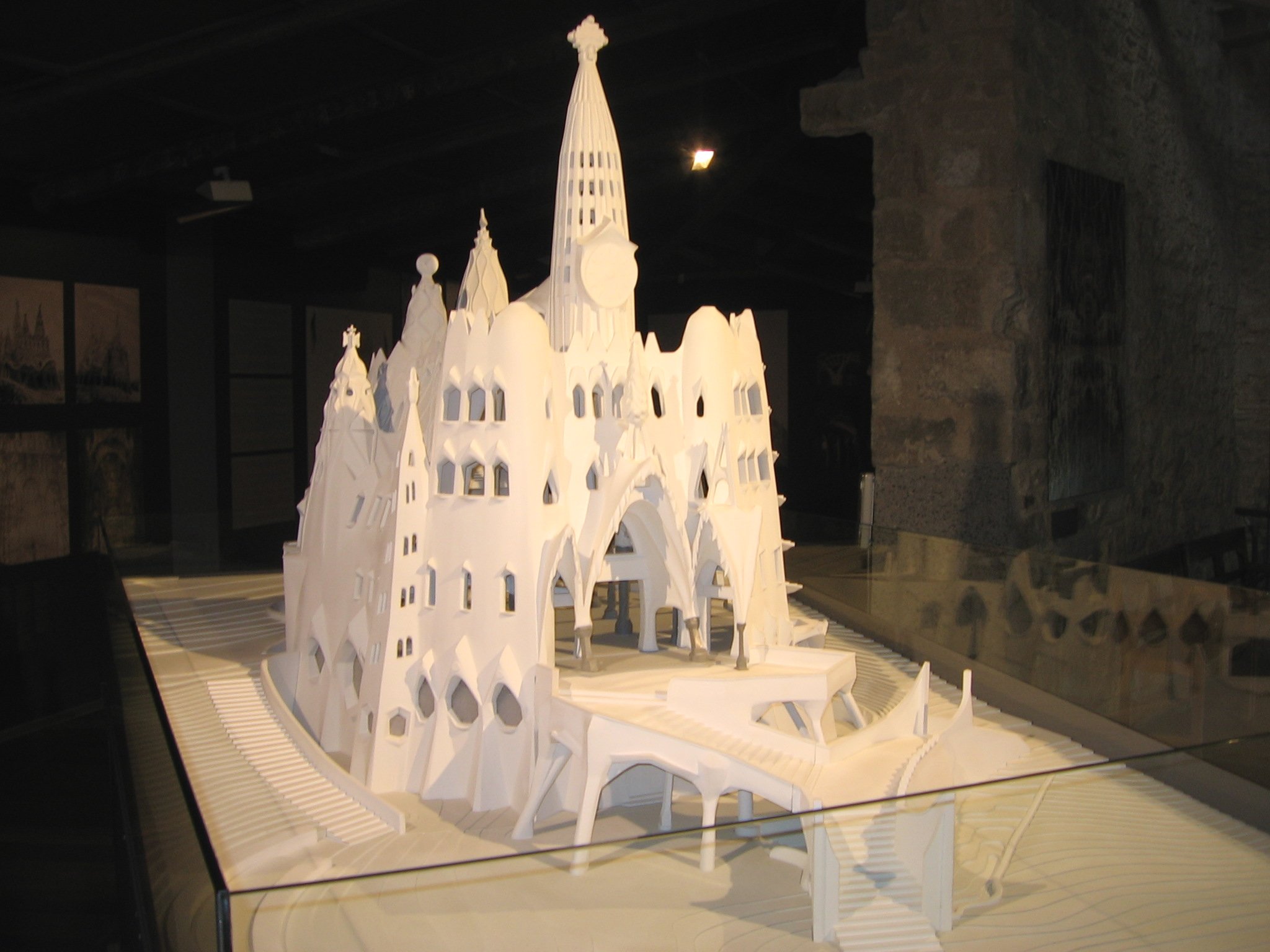 Funiculì, funiculà José Ramón Hernández Correa Maqueta de la iglesia de la Colonia Güel 1